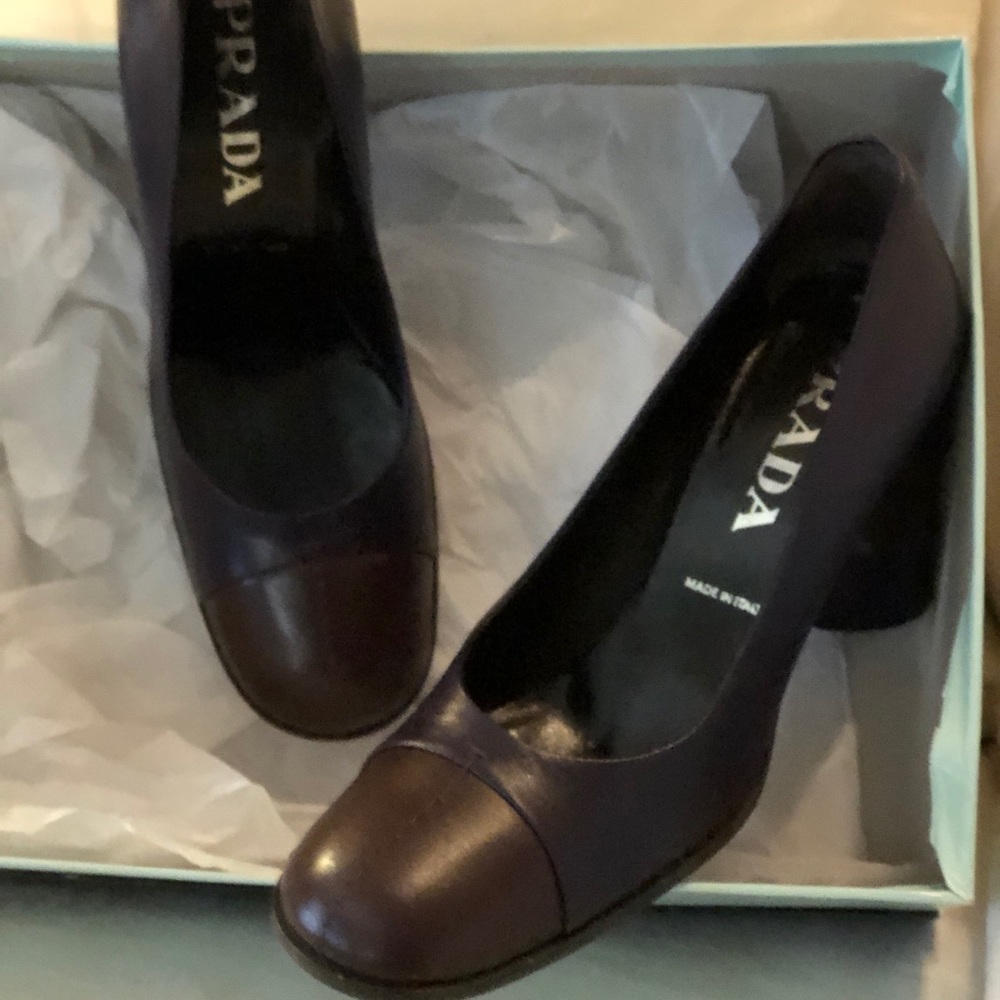 🎉HP🎉Stunningly hand-crafted Prada pumps, Vintage